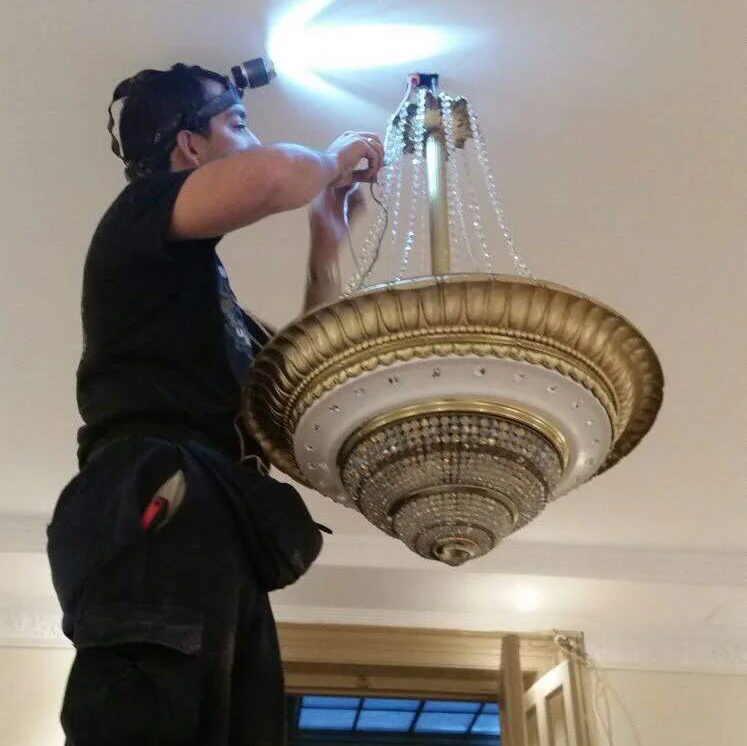 Electricista Pablo Morillas Instalando un Candelabro